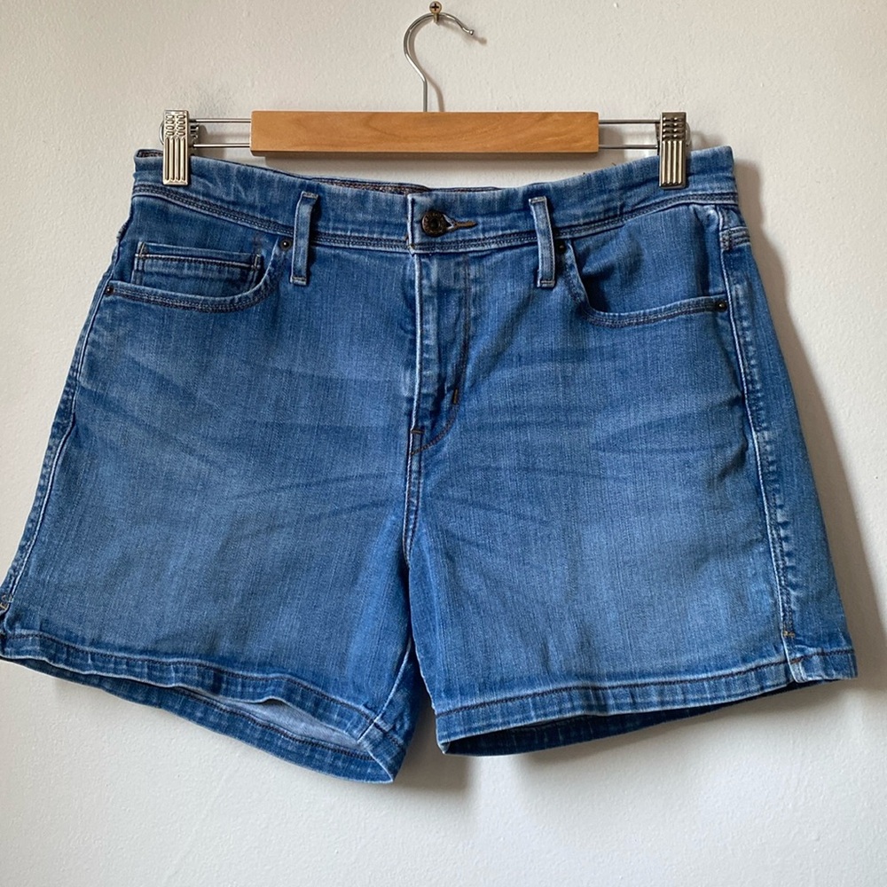 Levi’s women’s jean shorts with pockets and zipper closure. Size 10.